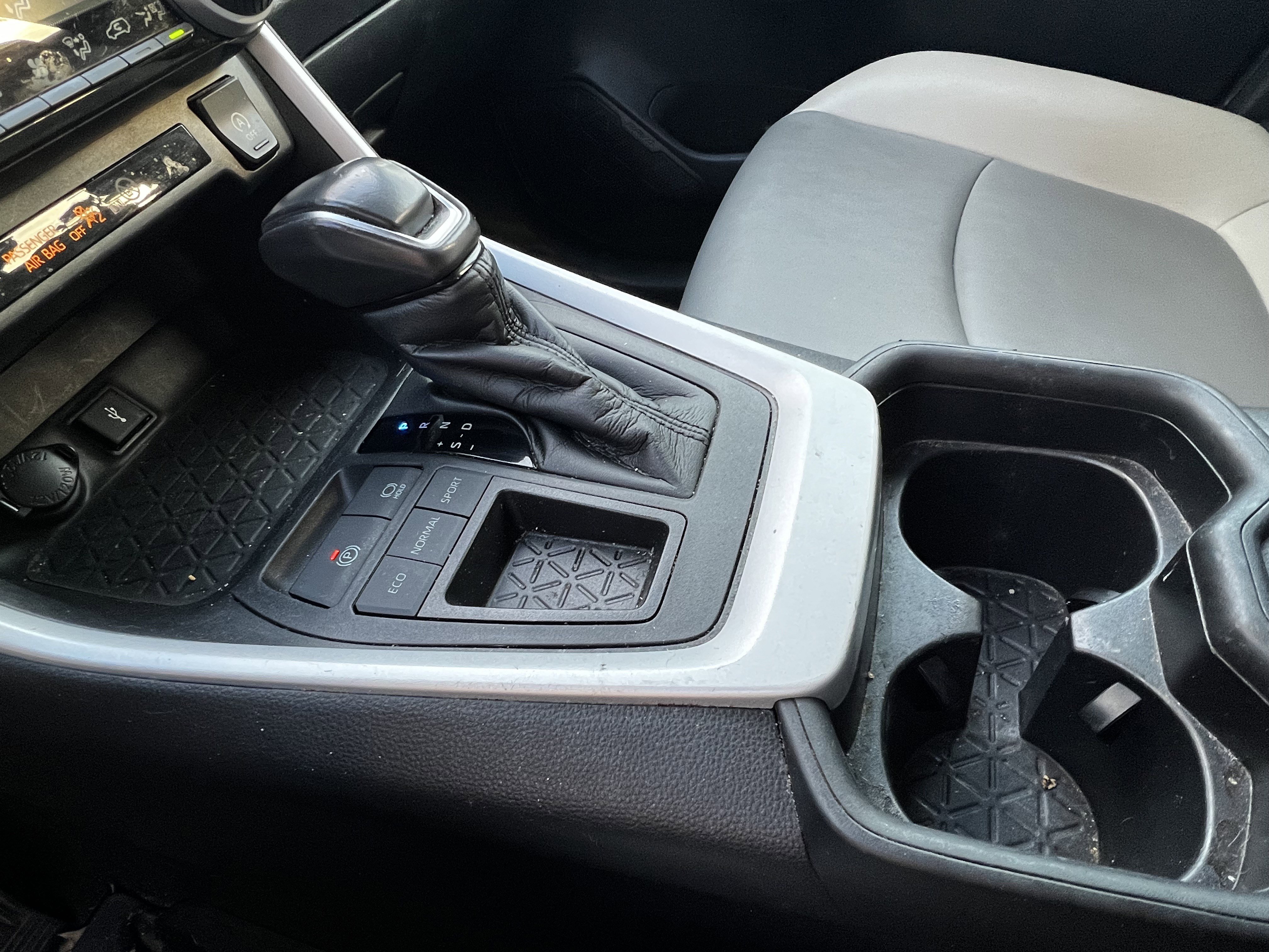 Used 2020 Toyota RAV4 XLE Premium image 29