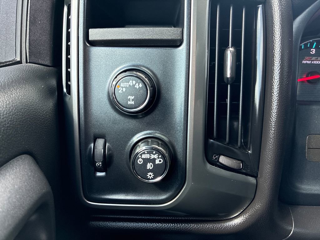 Used 2018 Chevrolet Silverado 1500 LT w/ Midnight Edition image 30