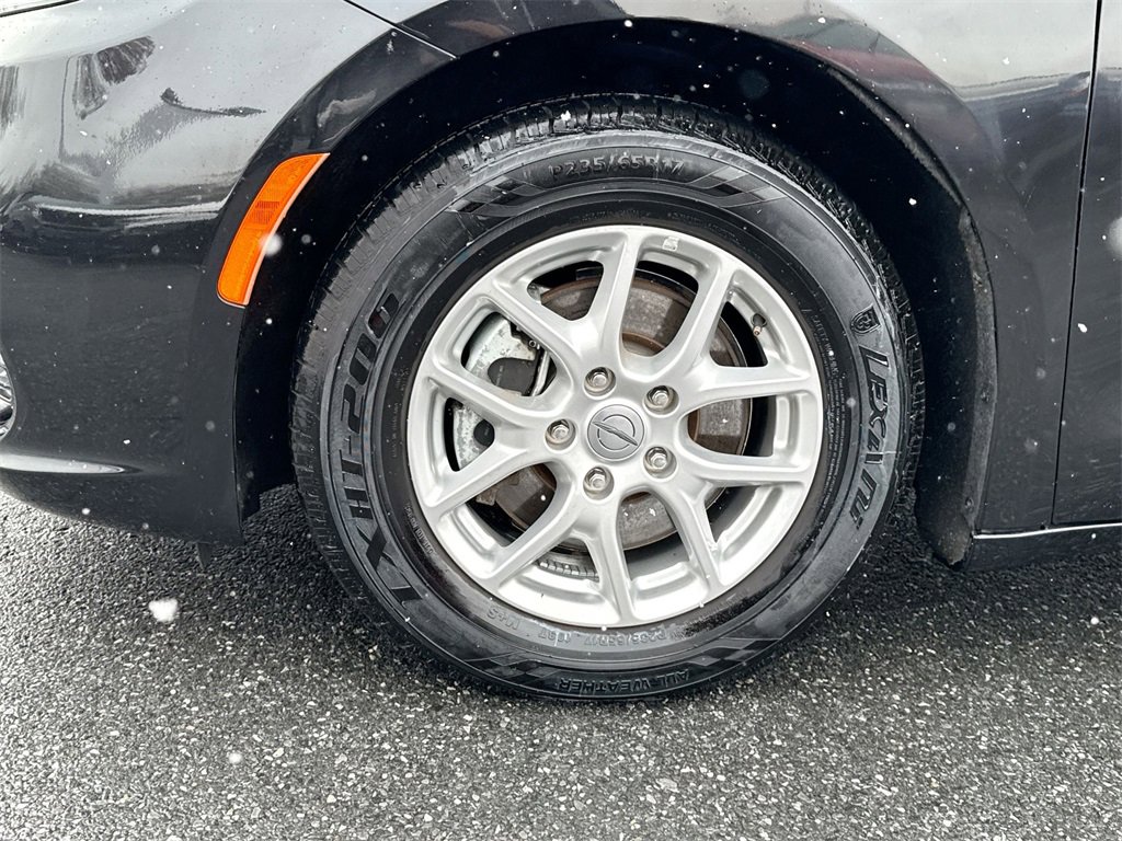 Used 2023 Chrysler Pacifica Touring-L image 18