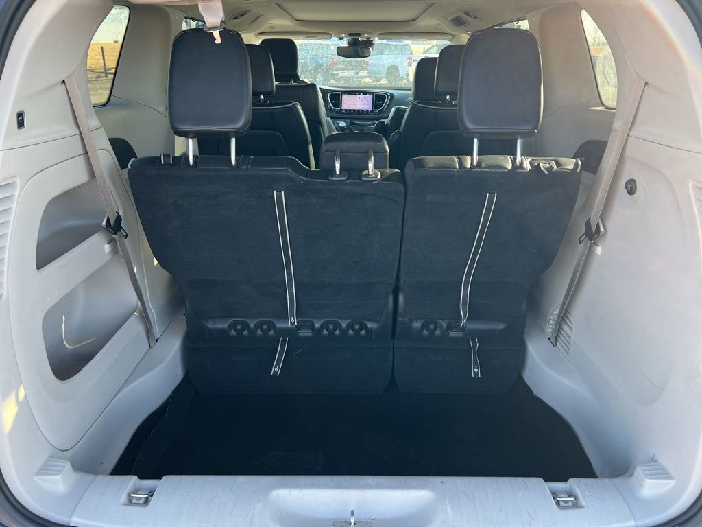 Used 2023 Chrysler Pacifica Limited image 6