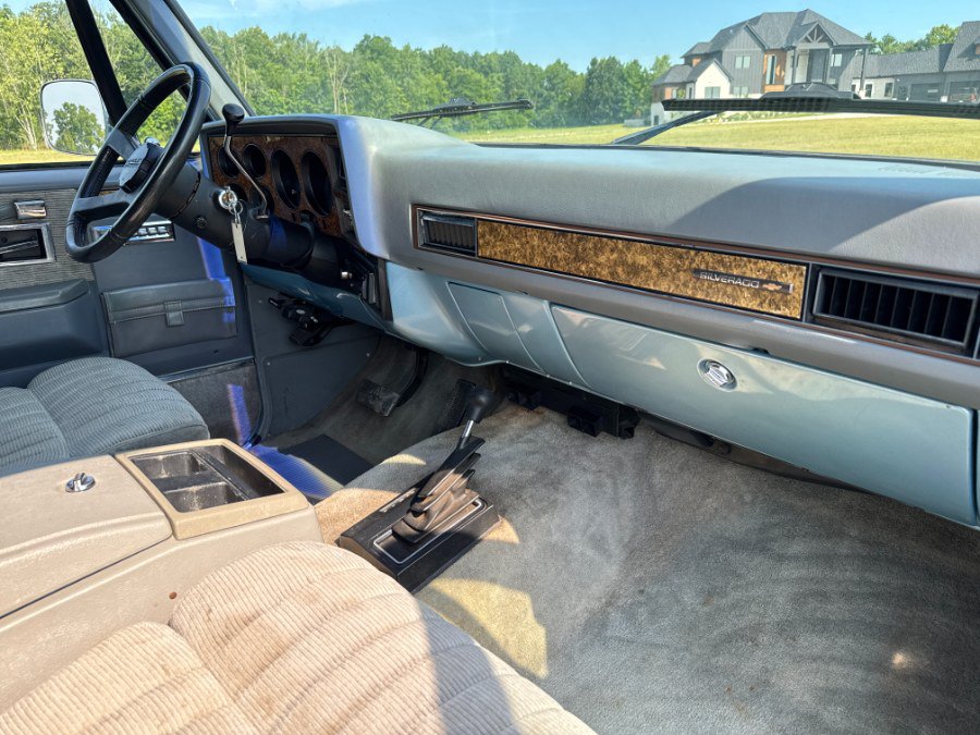 Used 1989 Chevrolet Suburban 4WD image 32