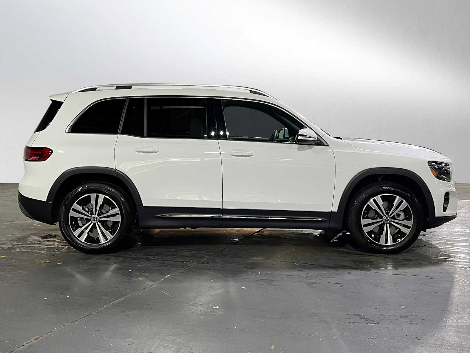Used 2025 Mercedes-Benz GLB 250 4MATIC image 3