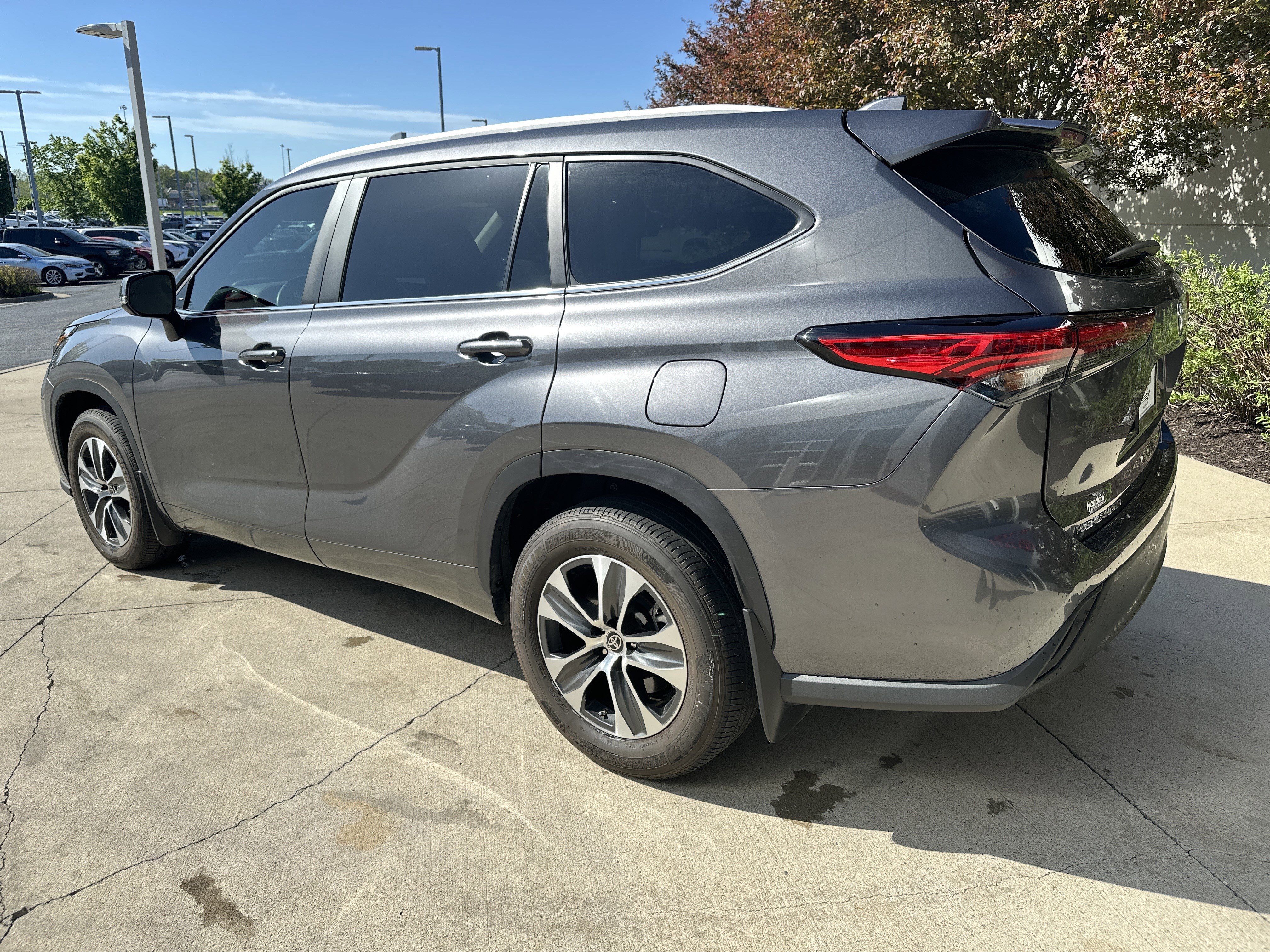 Used 2023 Toyota Highlander XLE AWD/4WD image 7