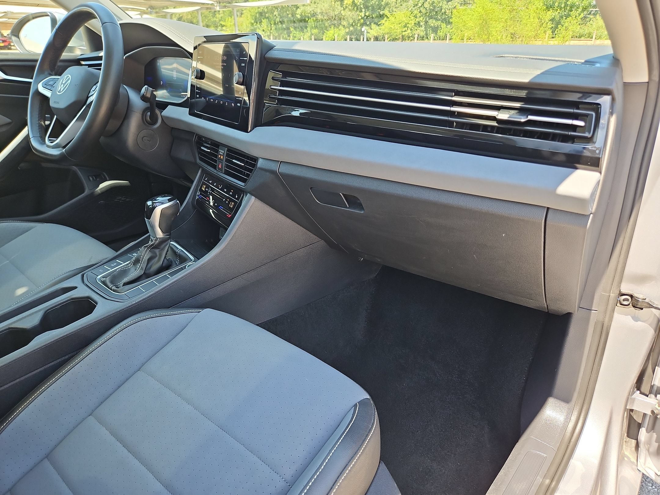 Used 2025 Volkswagen Jetta SE FWD image 28