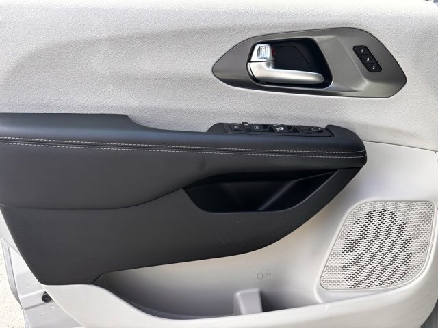 Used 2024 Chrysler Pacifica Touring-L image 18