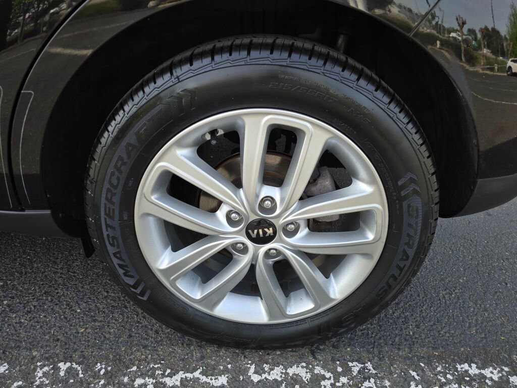 Used 2017 Kia Soul + FWD image 10