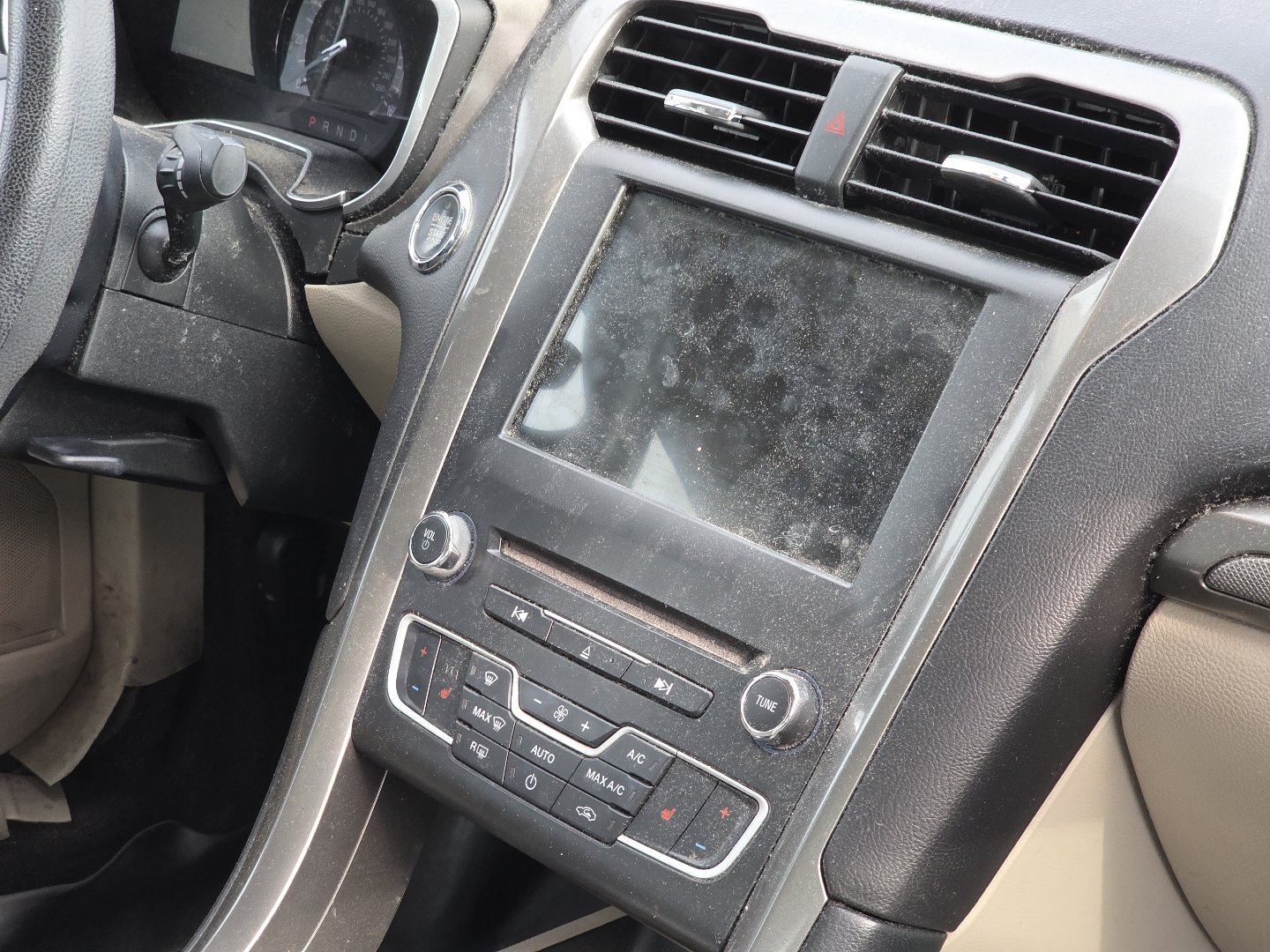 Used 2017 Ford Fusion SE w/ Fusion SE Technology Package FWD image 19