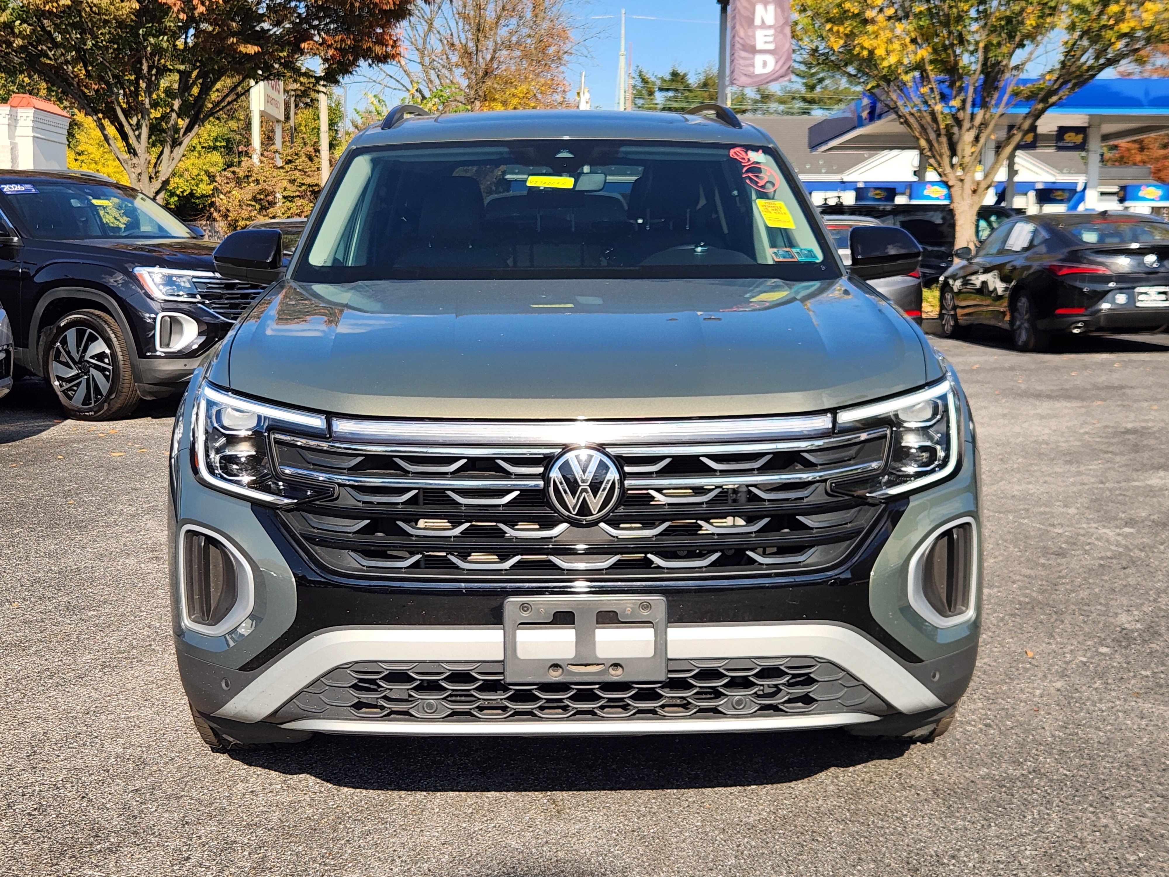 Used 2024 Volkswagen Atlas Peak Edition SE AWD/4WD image 2