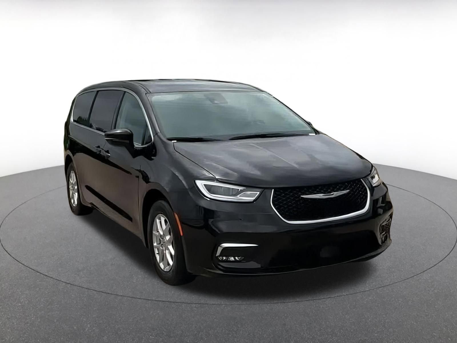 Used 2024 Chrysler Pacifica Touring-L image 3