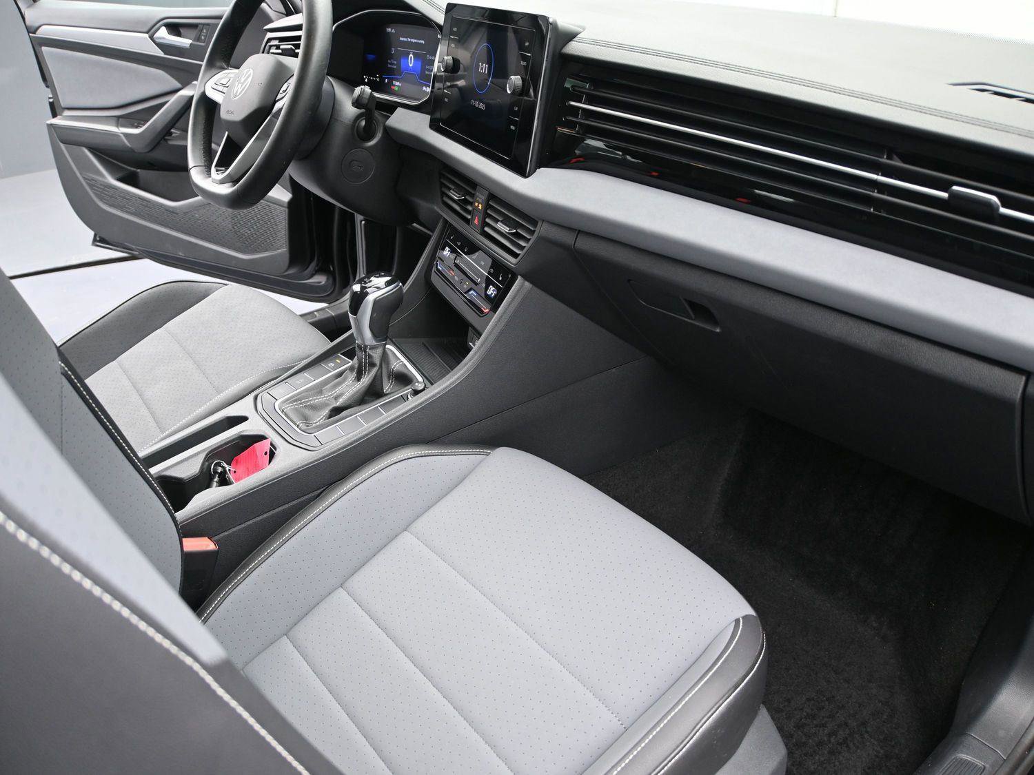 Certified 2025 Volkswagen Jetta SE w/ Sunroof Package image 17