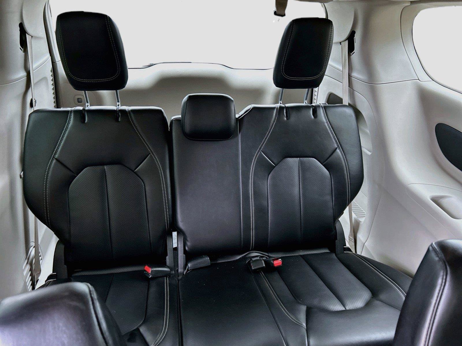 Used 2024 Chrysler Pacifica Touring-L FWD image 22