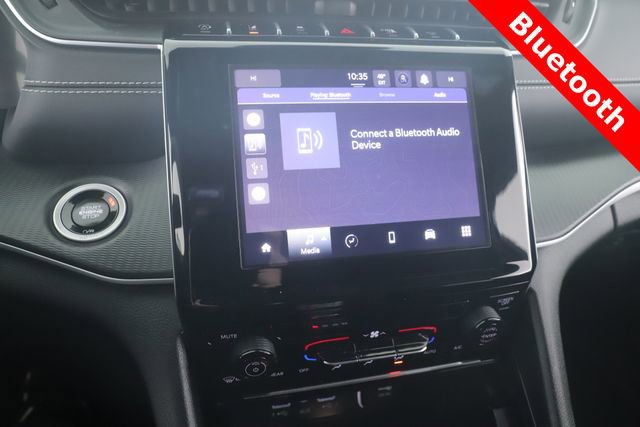 Used 2024 Jeep Grand Cherokee Laredo image 3