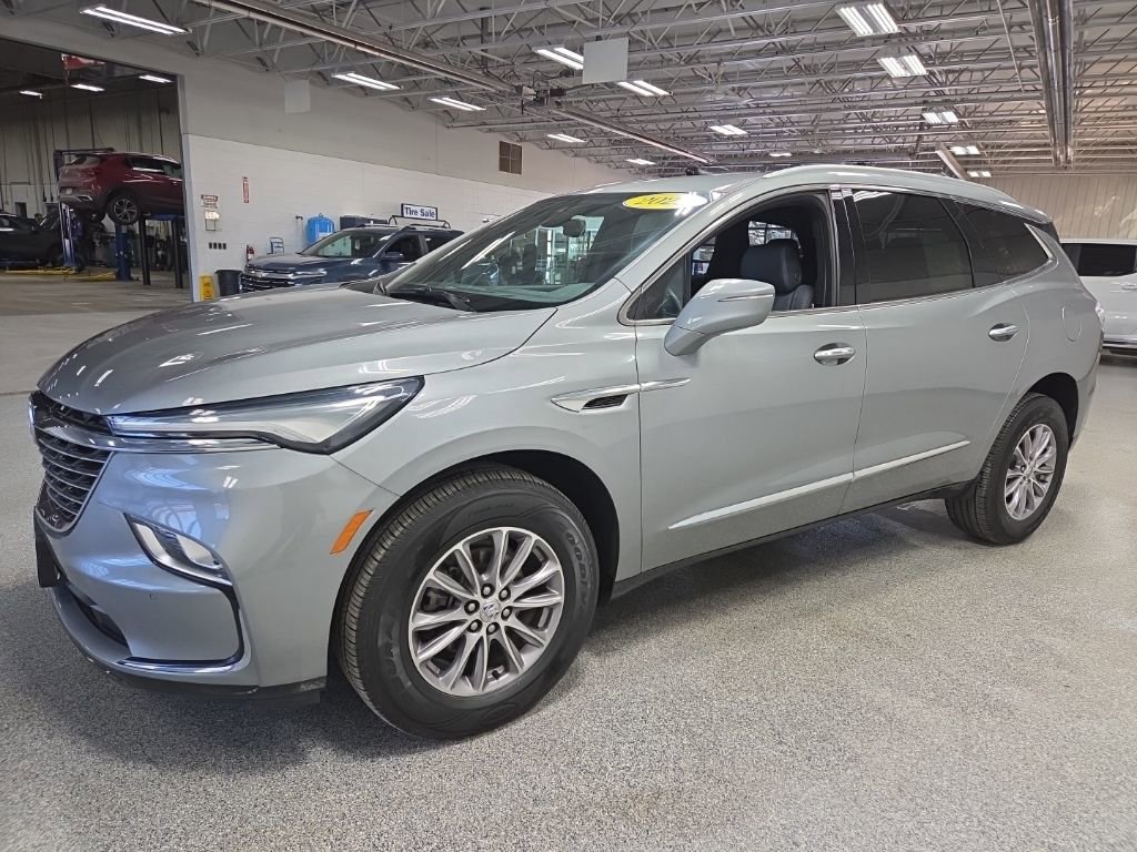 Used 2023 Buick Enclave Essence image 3