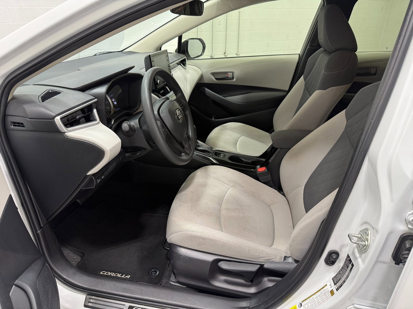 Used 2022 Toyota Corolla LE w/ Carpet Mat Package (TMS) image 13