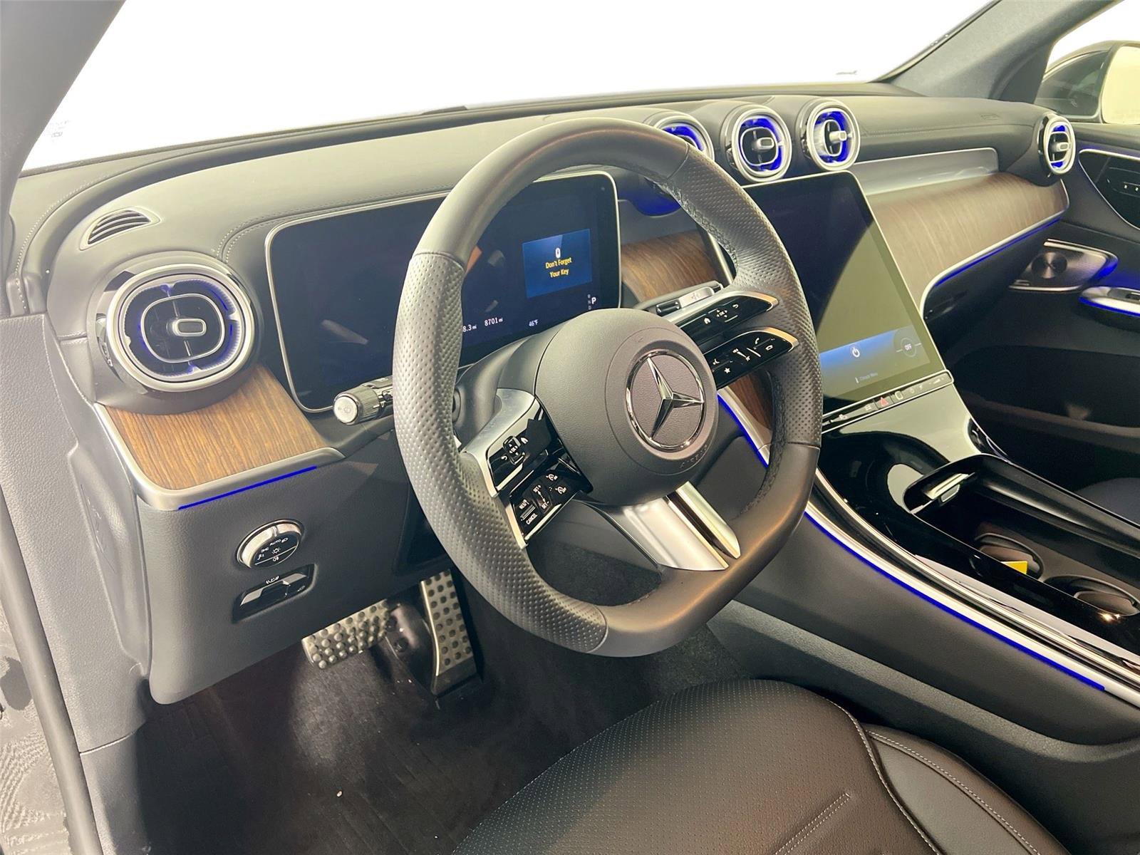 Used 2025 Mercedes-Benz GLC 300 4MATIC image 10