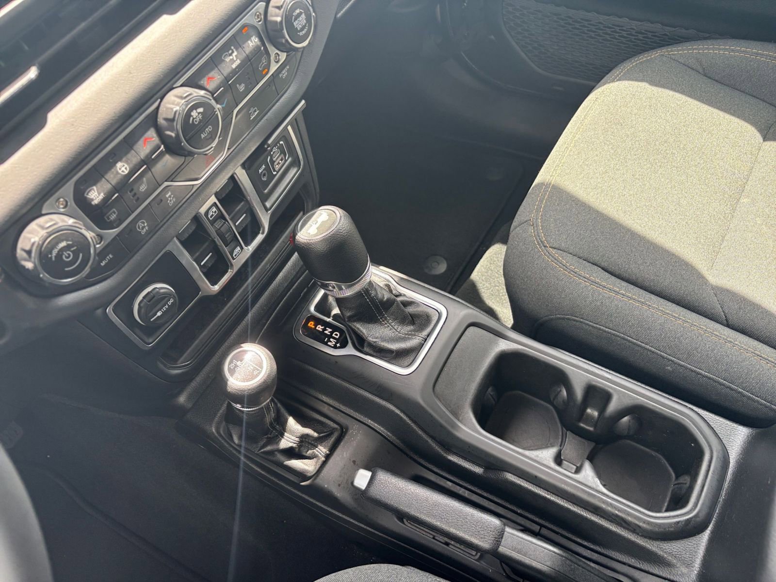 Used 2025 Jeep Wrangler Sahara image 40