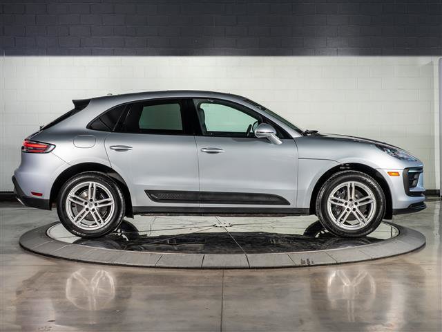 Certified 2025 Porsche Macan image 8