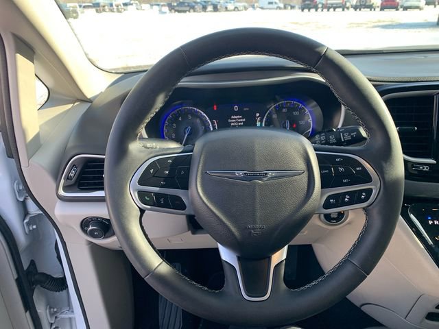 Used 2024 Chrysler Pacifica Touring-L image 28