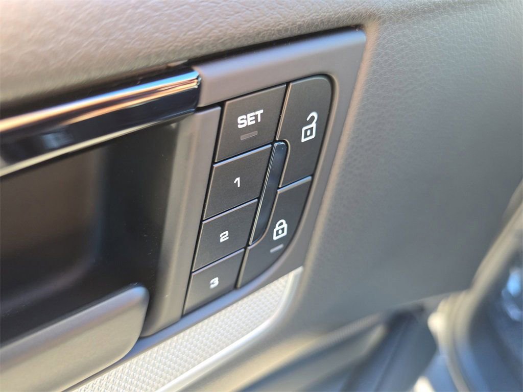 Certified 2025 Porsche Cayenne AWD/4WD image 25