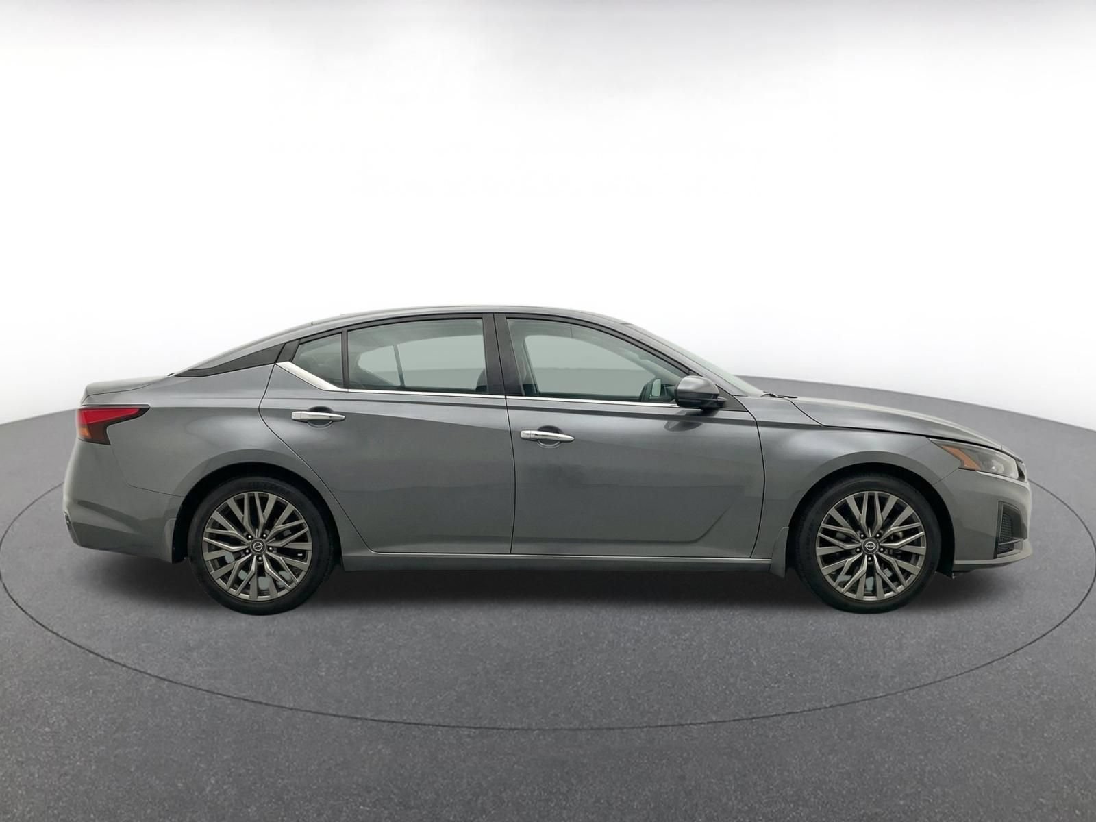 Used 2025 Nissan Altima 2.5 SV FWD image 9