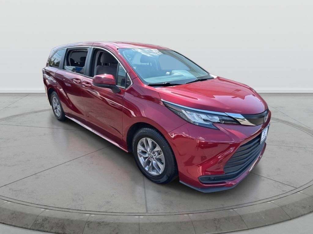 Used 2022 Toyota Sienna LE image 1