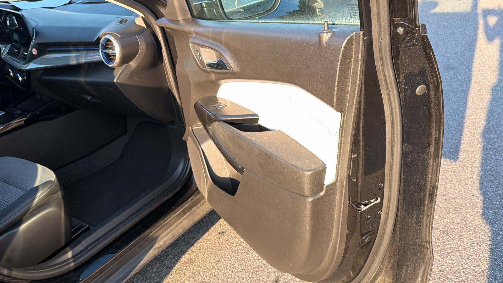 Used 2025 Chevrolet Trax LT FWD image 18