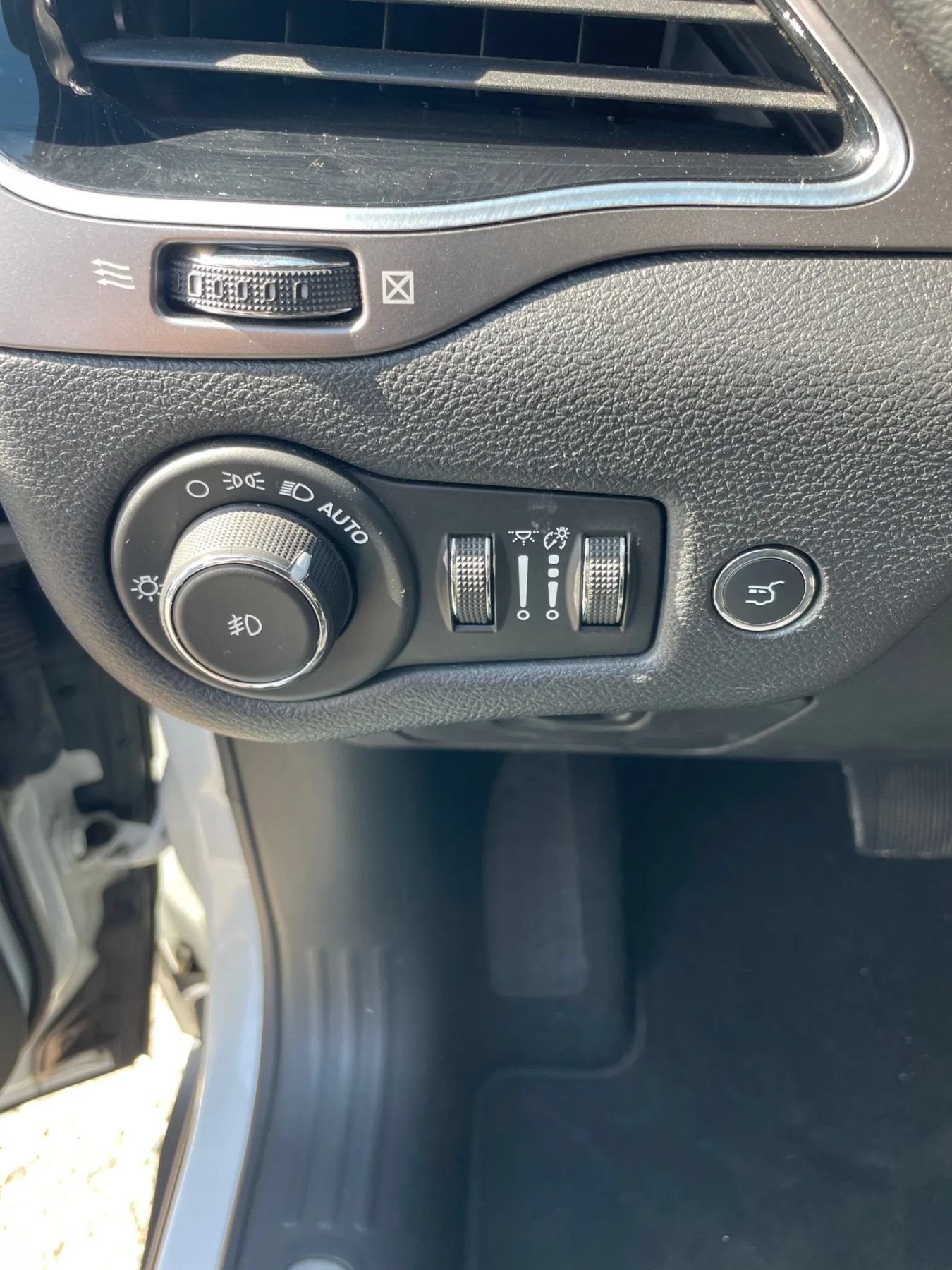 Used 2019 Jeep Cherokee Limited w/ Luxury Group FWD image 20