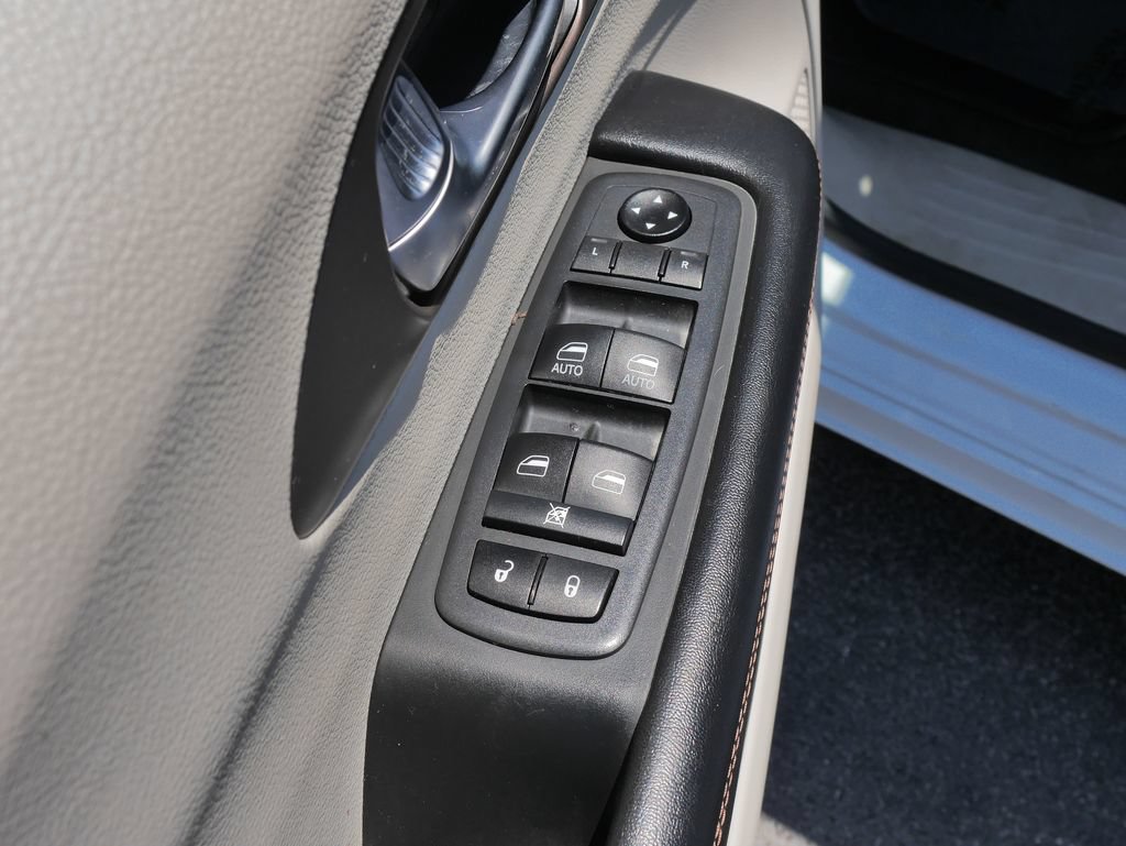 Used 2019 Chrysler Pacifica Touring-L FWD image 19