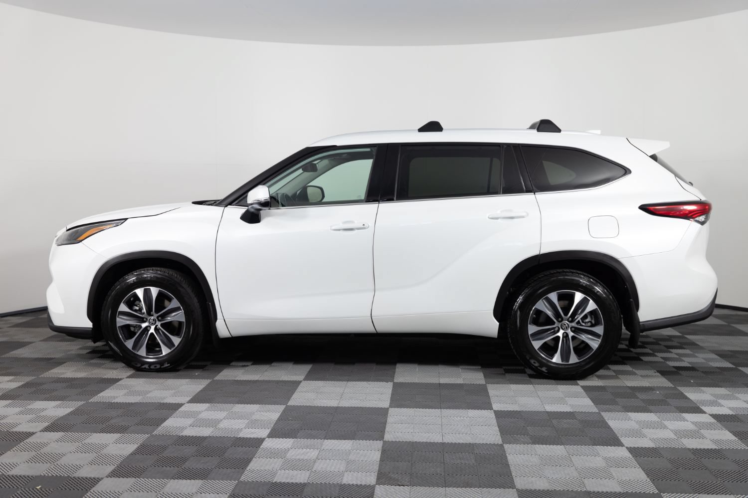 Used 2022 Toyota Highlander XLE FWD image 3