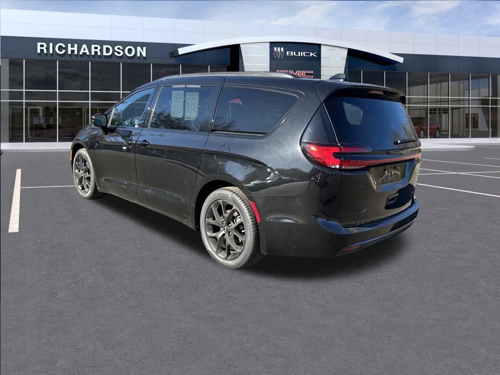 Used 2025 Chrysler Pacifica Limited image 5