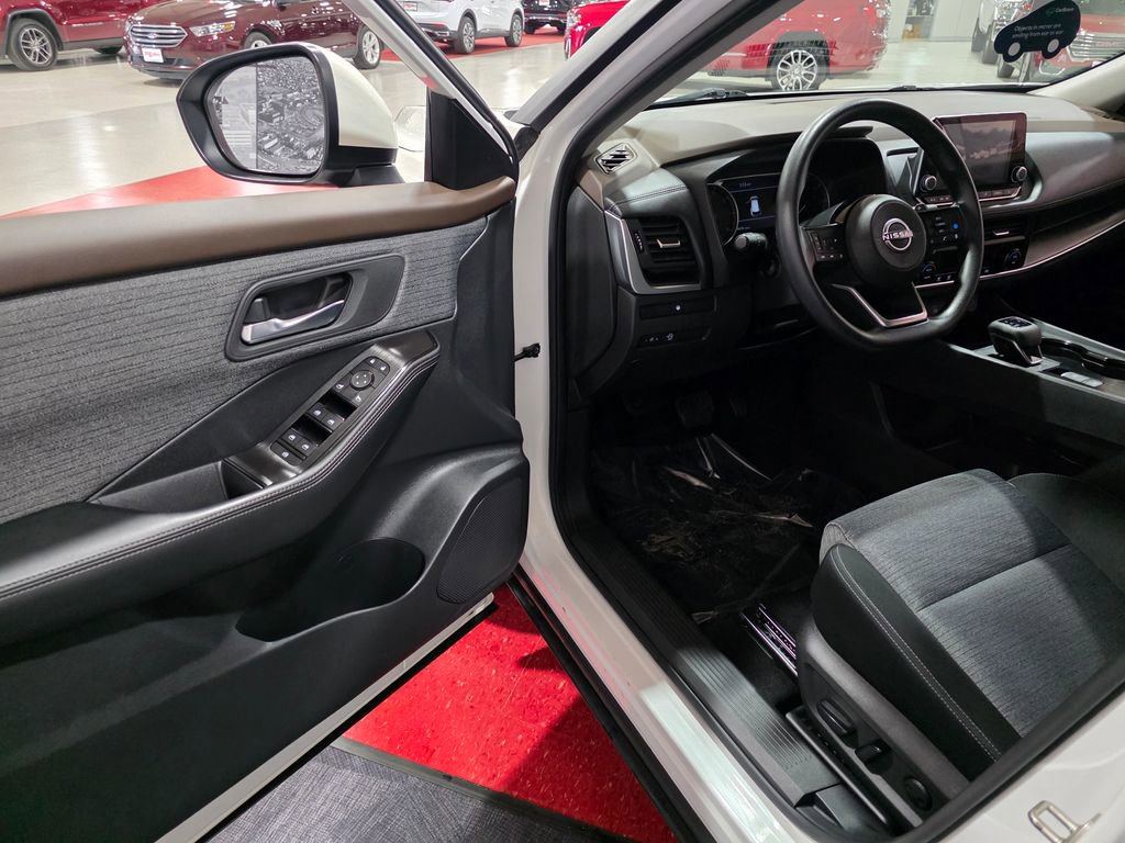 Used 2023 Nissan Rogue SV image 11