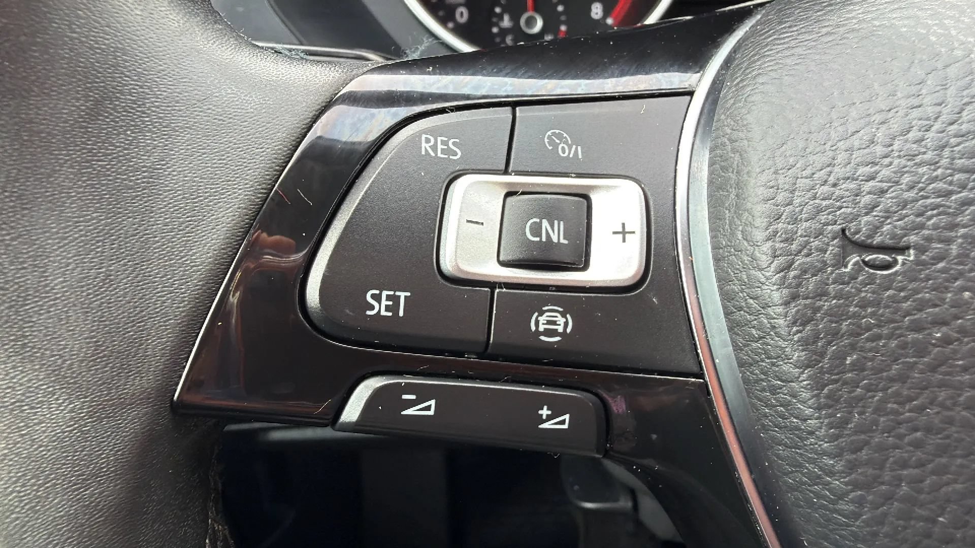 Used 2020 Volkswagen Tiguan SE AWD/4WD image 12