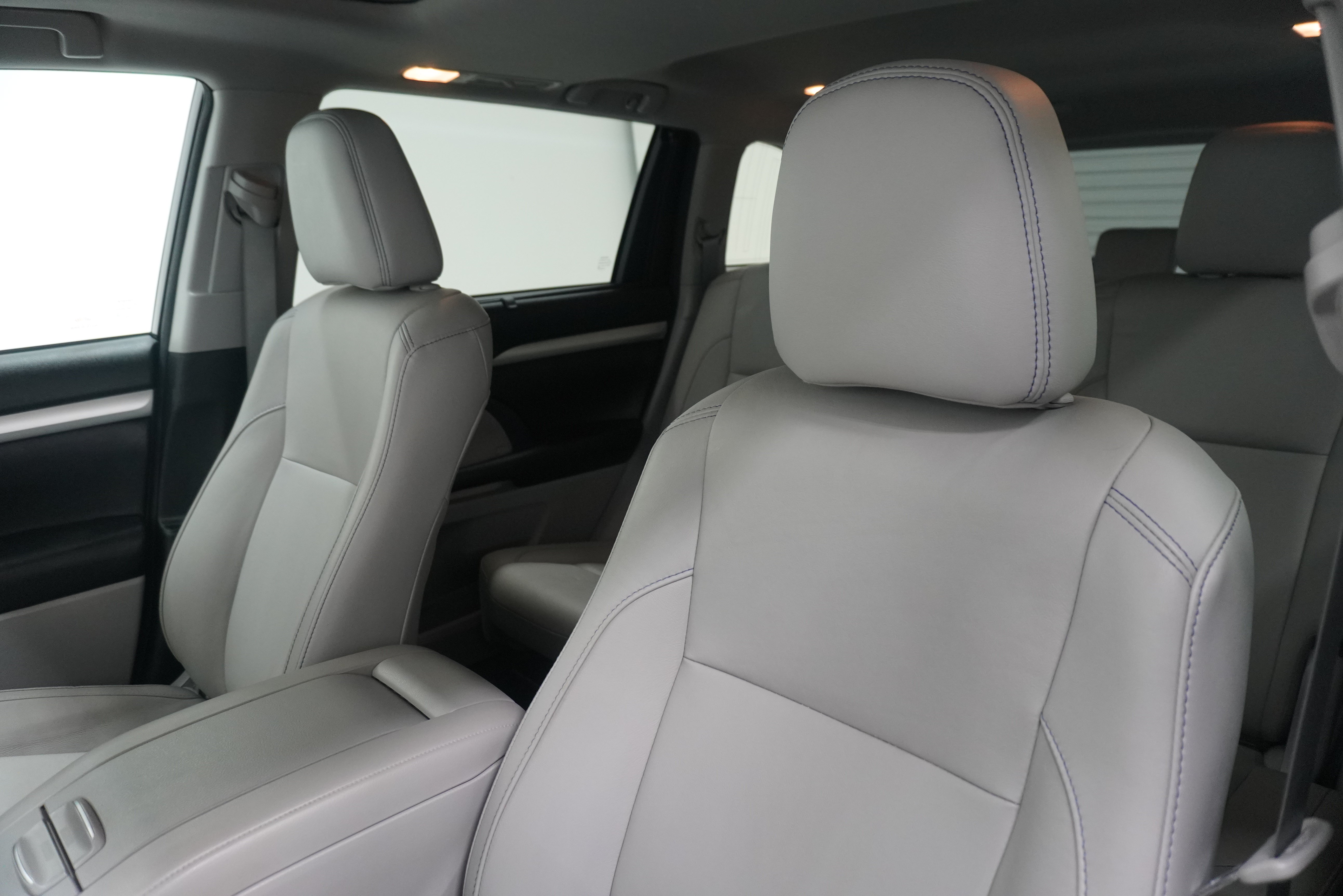 Used 2017 Toyota Highlander XLE FWD image 11
