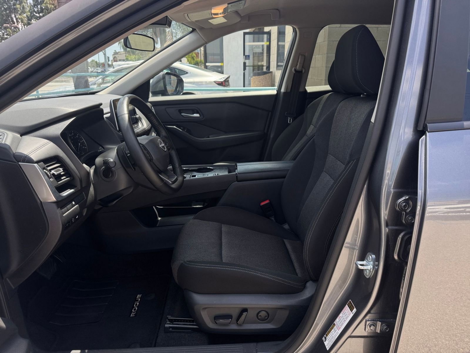 Used 2025 Nissan Rogue SV FWD image 29