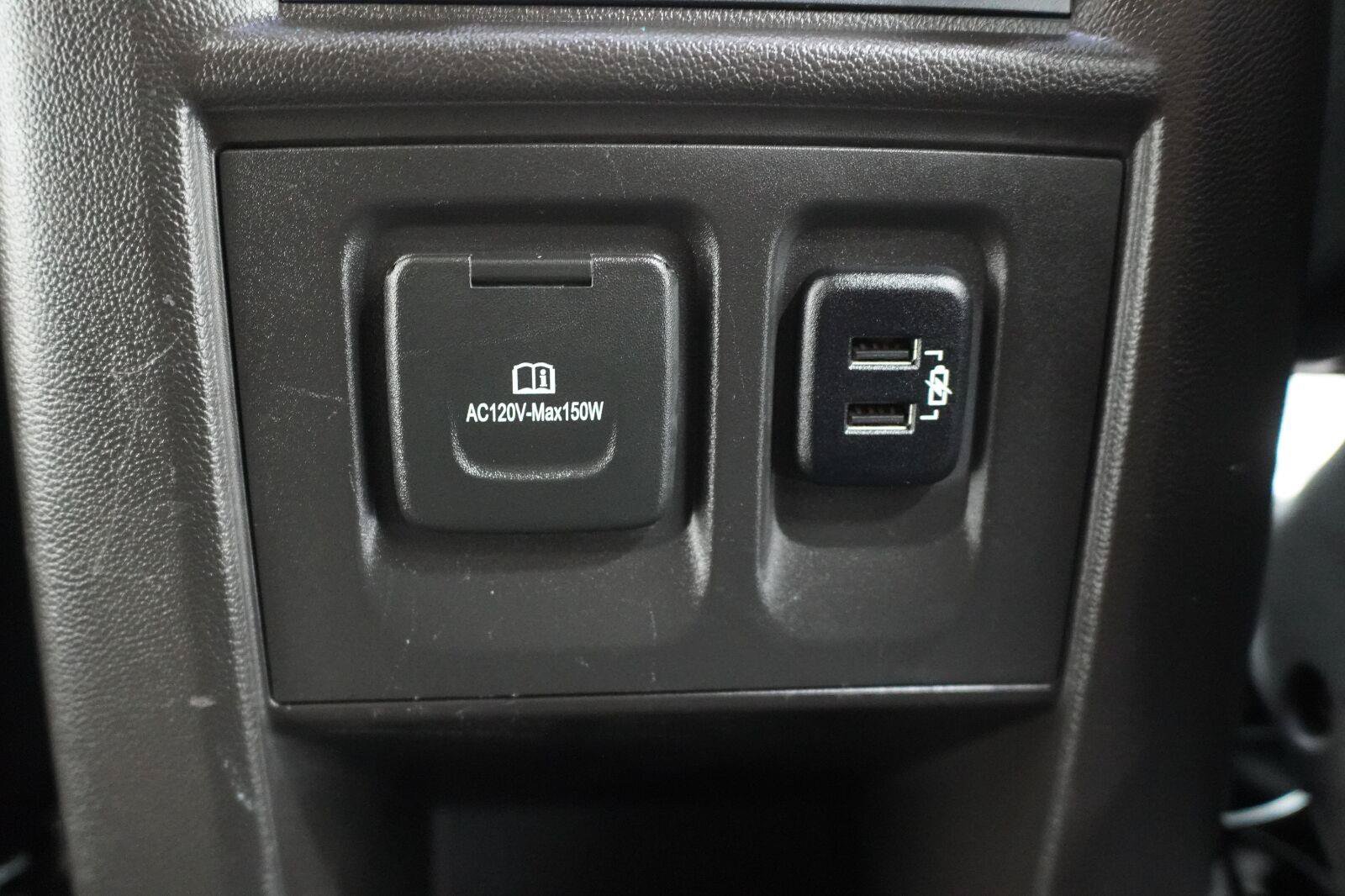 Used 2018 Chevrolet Traverse Premier w/ Driver Confidence II Package FWD image 31