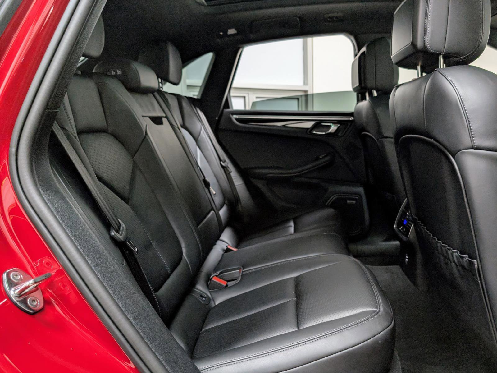 Used 2024 Porsche Macan w/ Premium Plus Package image 22