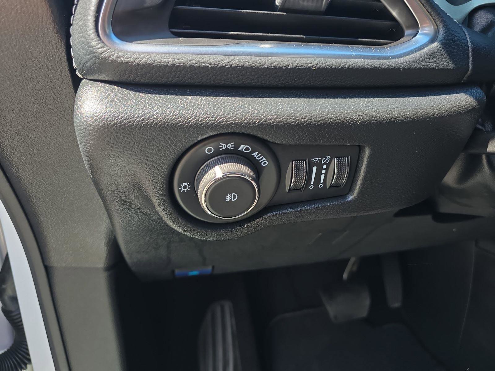 Used 2024 Chrysler Pacifica Limited w/ Uconnect Theater Family Group image 22