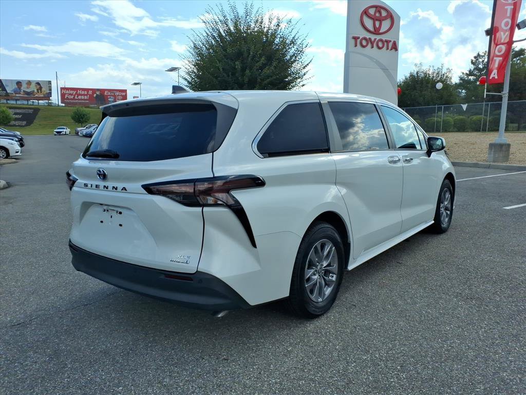 Certified 2023 Toyota Sienna XLE FWD image 4
