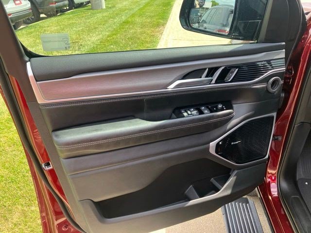 New 2026 Jeep Grand Wagoneer Limited AWD/4WD image 9