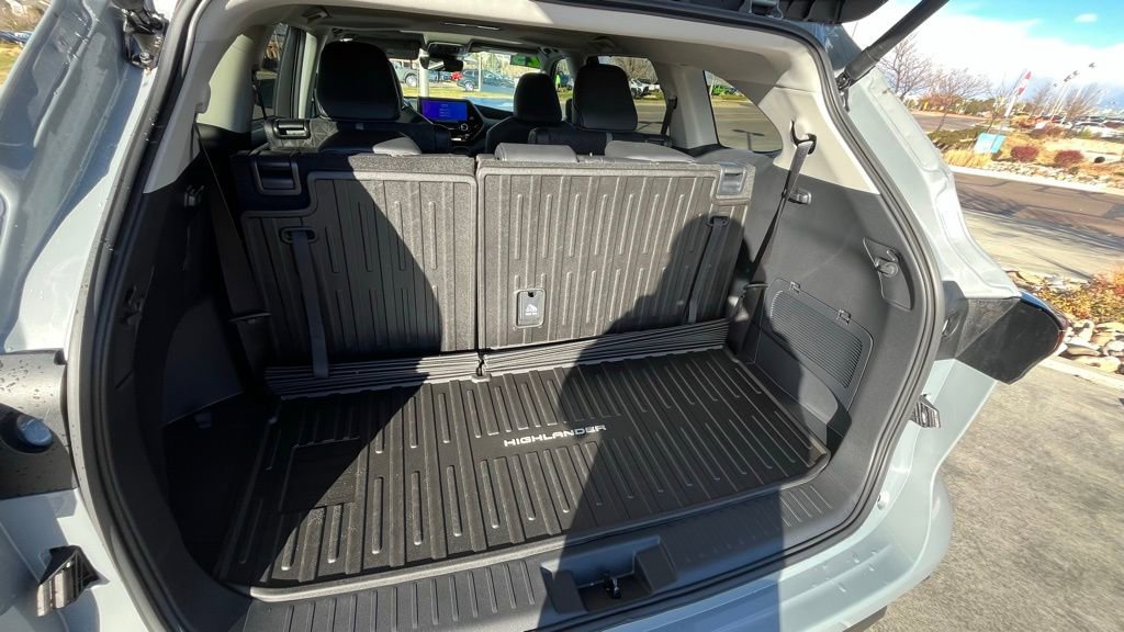 Used 2025 Toyota Highlander XLE image 10