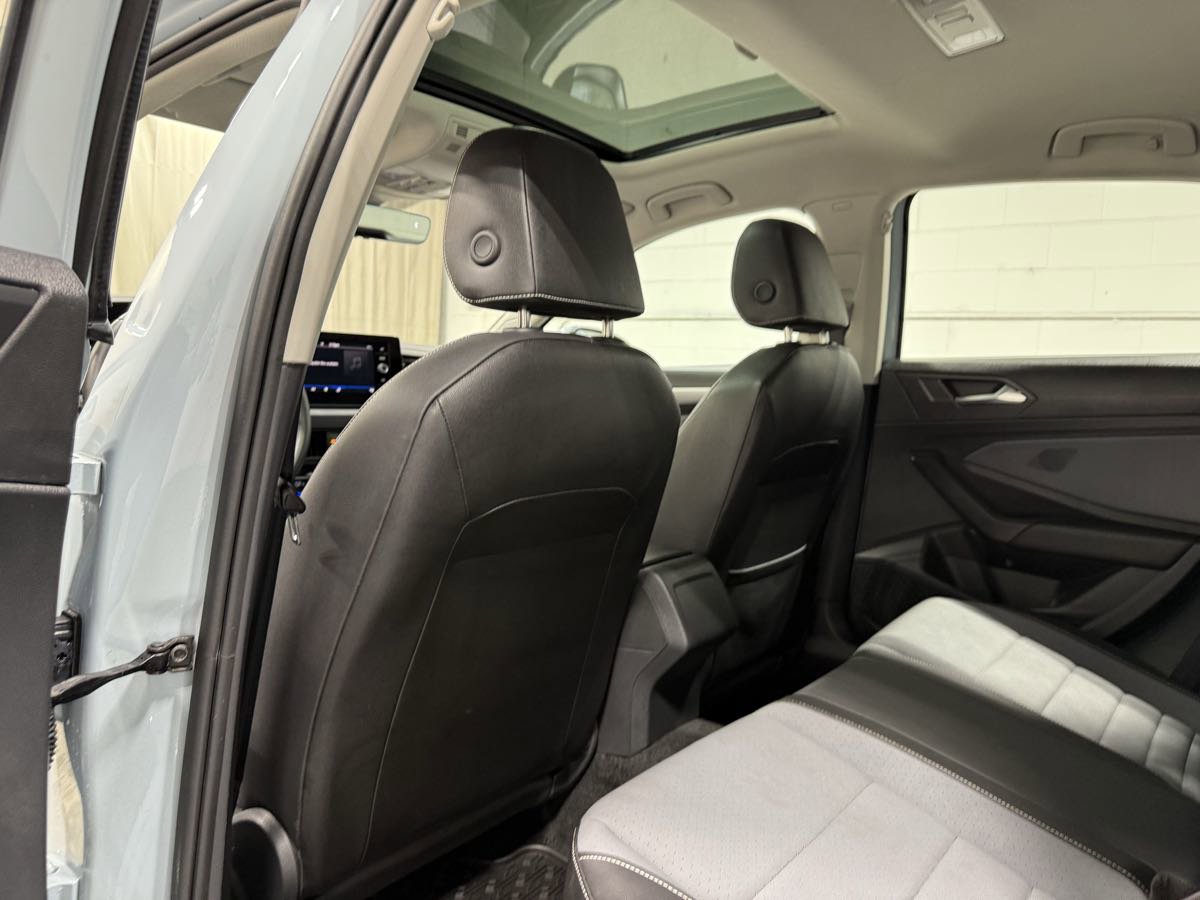Used 2025 Volkswagen Jetta SE w/ Sunroof Package image 17