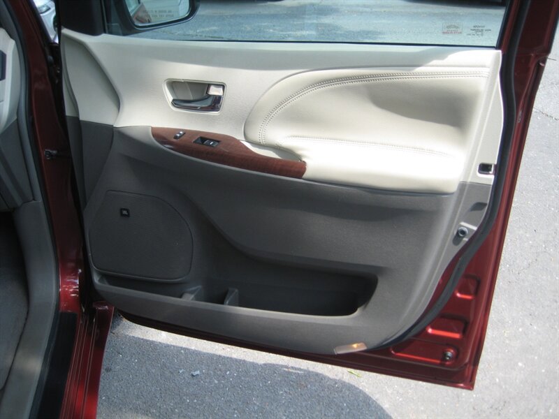 Used 2011 Toyota Sienna Limited w/ Premium Pkg AWD/4WD image 24