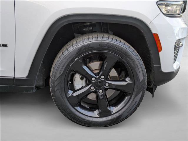 Used 2023 Jeep Grand Cherokee Limited w/ Black Appearance Package image 22