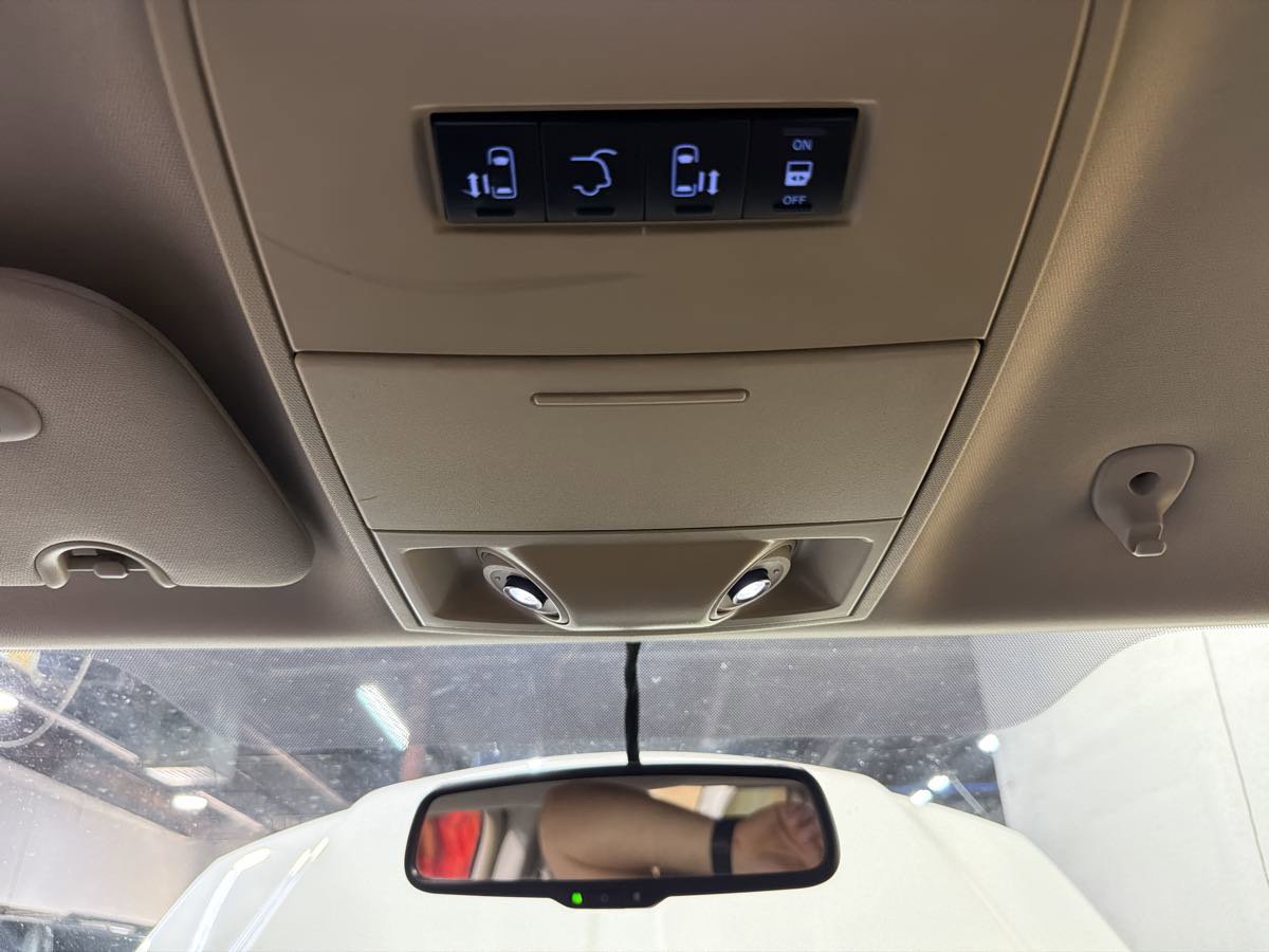 Used 2014 Chrysler Town & Country Touring FWD image 22