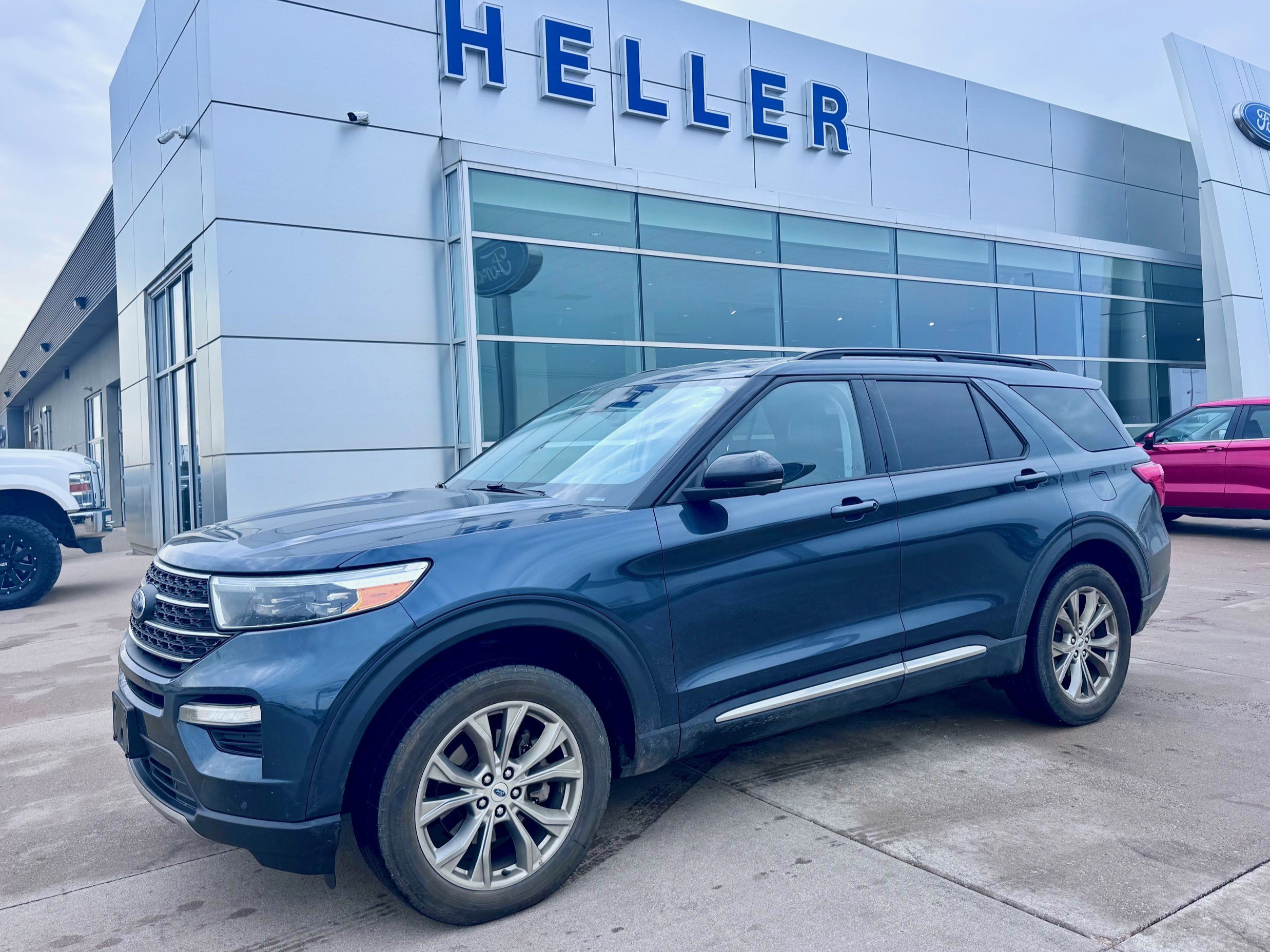 Used 2022 Ford Explorer XLT w/ Equipment Group 202A image 3