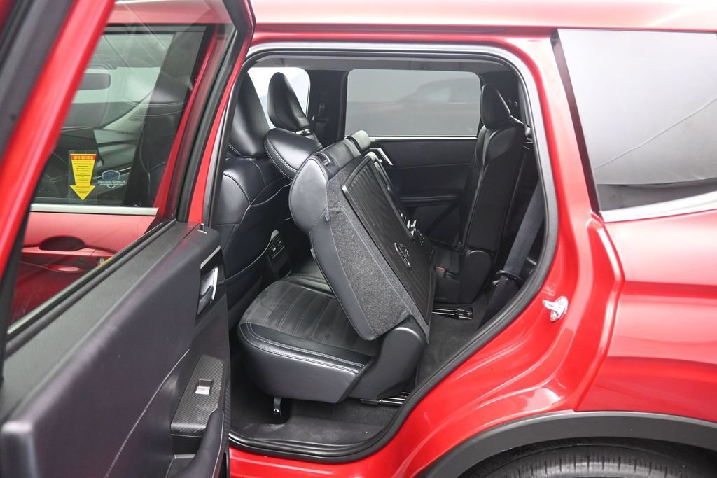 Used 2025 Mitsubishi Outlander AWD image 38