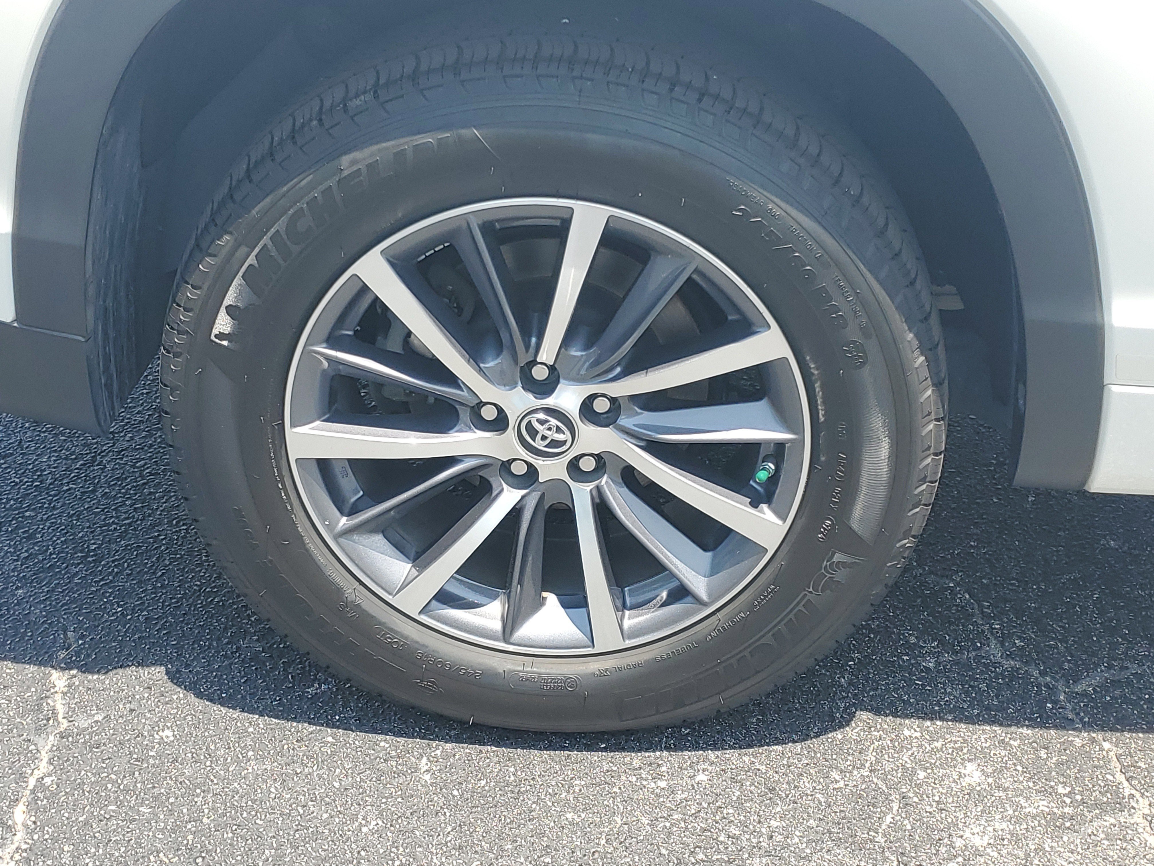 Certified 2017 Toyota Highlander XLE FWD image 8