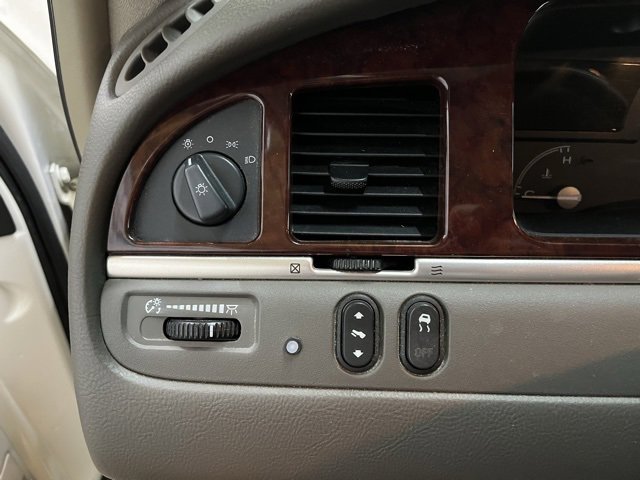 Used 2005 Lincoln Town Car Signature Limited image 30