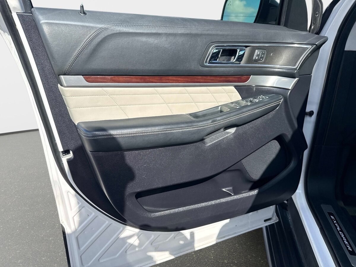 Used 2019 Ford Explorer Platinum AWD/4WD image 18