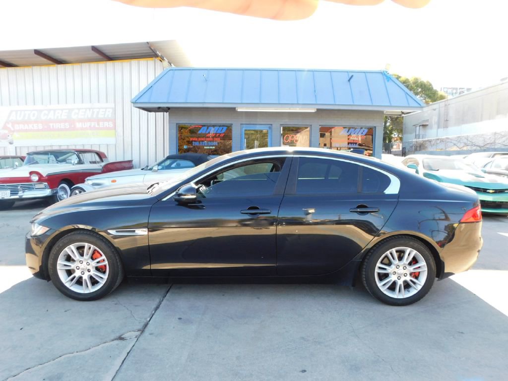 Used 2017 Jaguar XE Premium RWD image 4